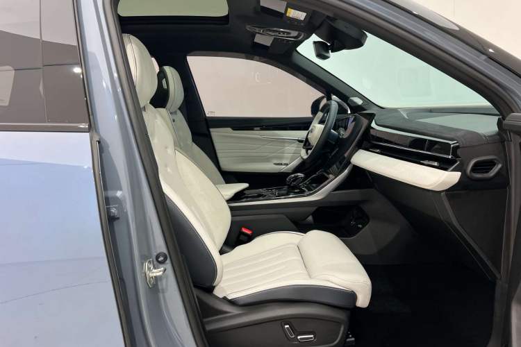 Used Geely Auto FX11 2023 1.5TD Leishen Hi·F Super Rui Right Front Seat