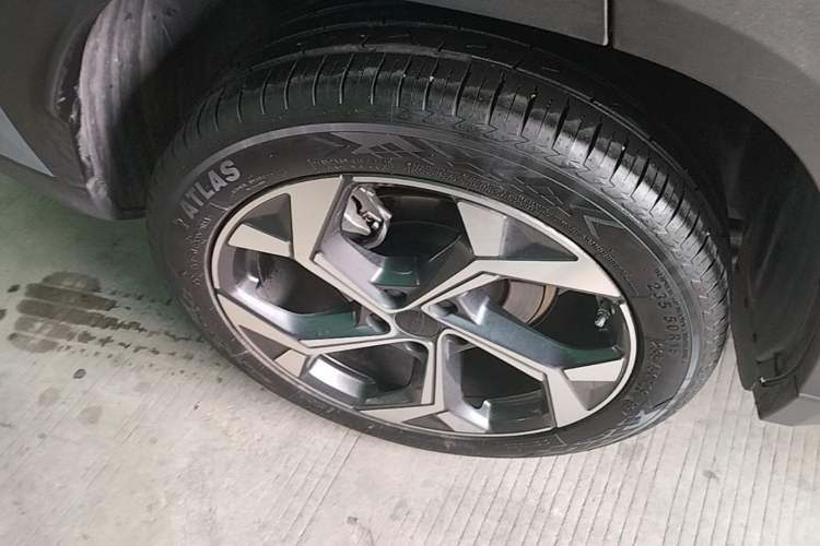 Used Geely Auto FX11 2023 1.5TD DCT Prestige Edition Right Rear Wheel Hub