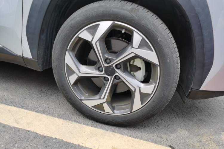 Used Geely Auto FX11 2023 1.5TD DCT Prestige Edition Right Front Wheel Hub