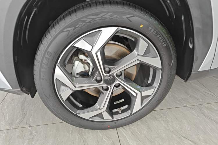 Used Geely Auto FX11 2023 1.5TD DCT Prestige Edition Left Front Wheel Hub
