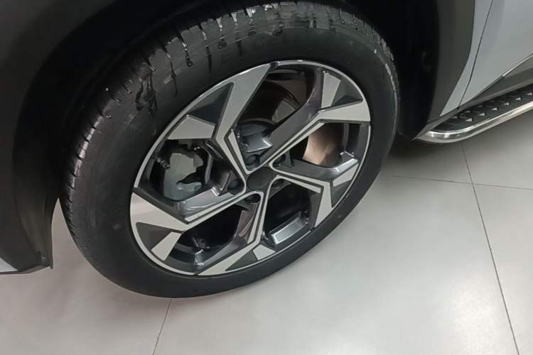 Used Geely Auto FX11 2023 2.0TD DCT Prestige Edition Left Front Wheel Hub