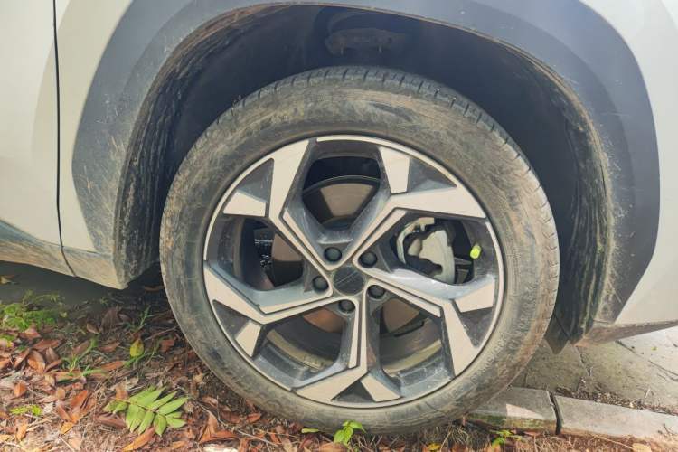 Used Geely Auto FX11 2023 1.5TD DCT Prestige Edition Right Front Wheel Hub