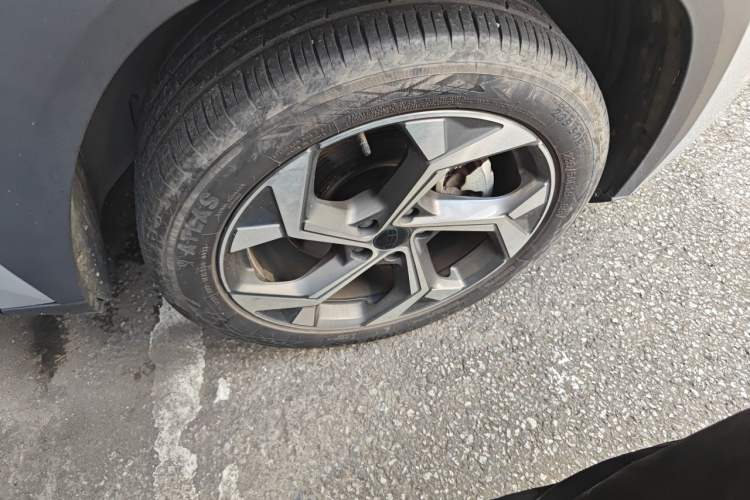 Used Geely Auto FX11 2023 1.5TD DCT Prestige Edition Right Front Wheel Hub
