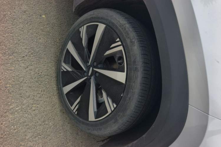 Used Geely Auto FX11 2023 1.5TD DCT Prestige Edition Right Front Wheel Hub