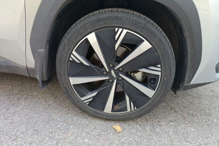 Used Geely Auto FX11 2023 1.5TD DCT Prestige Edition Right Front Wheel Hub