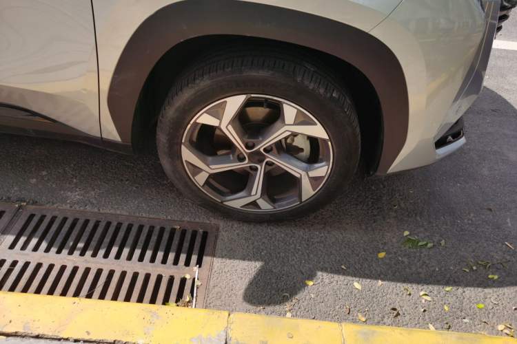 Used Geely Auto FX11 2023 1.5TD DCT Glory Edition Right Front Wheel Hub