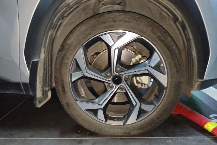 Used Geely Auto FX11 2023 1.5TD DCT Prestige Edition Right Front Wheel Hub