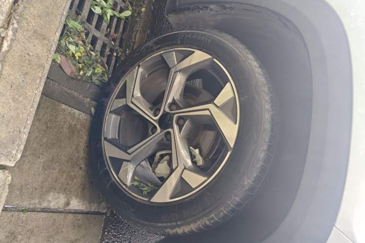 Used Geely Auto FX11 2023 1.5TD DCT Prestige Edition Right Front Wheel Hub