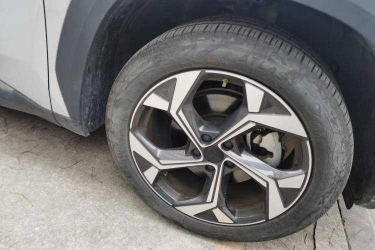 Used Geely Auto FX11 2023 1.5TD DCT Prestige Edition Right Front Wheel Hub