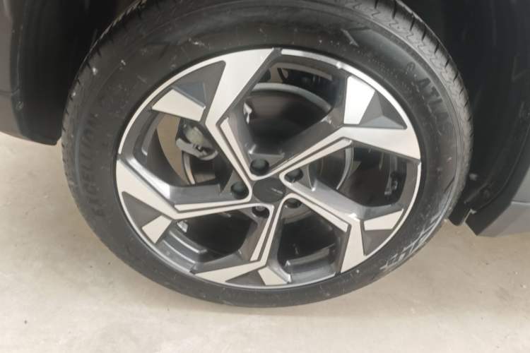 Used Geely Auto FX11 2023 1.5TD DCT Prestige Edition Right Rear Wheel Hub