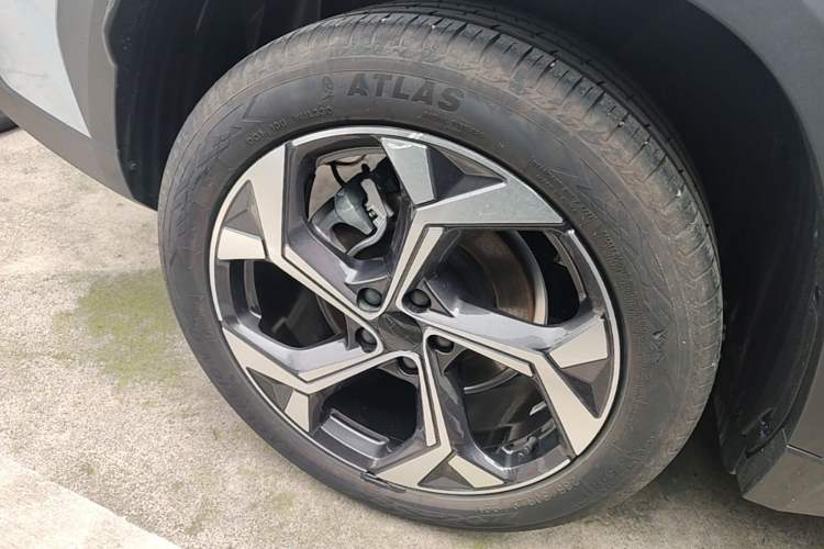 Used Geely Auto FX11 2023 1.5TD DCT Prestige Edition Right Rear Wheel Hub