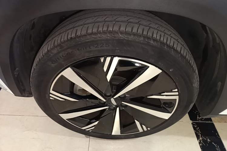 Used Geely Auto FX11 2023 1.5TD DCT Prestige Edition Left Front Wheel Hub