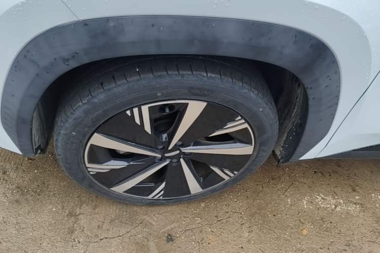 Used Geely Auto FX11 2023 1.5TD DCT Prestige Edition Left Front Wheel Hub