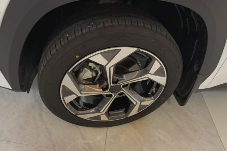 Used Geely Auto FX11 2023 1.5TD DCT Prestige Edition Left Front Wheel Hub