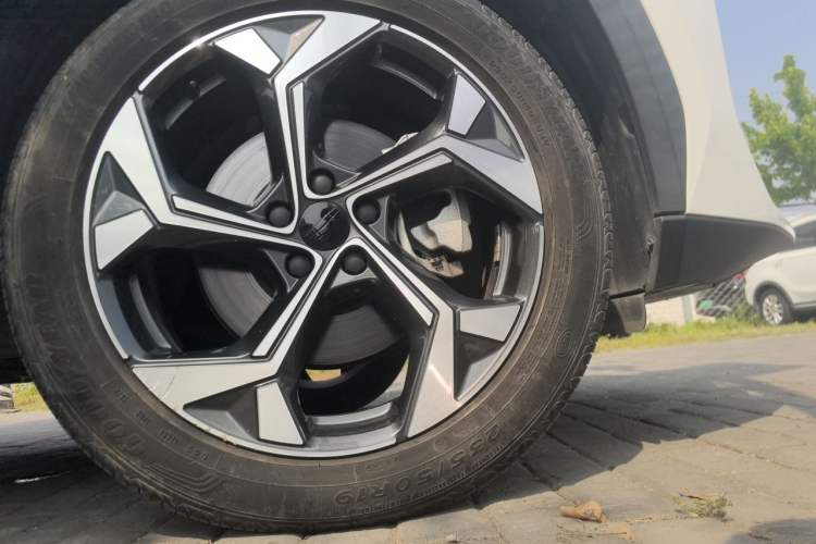 Used Geely Auto FX11 2023 2.0TD DCT Flagship Version Right Front Wheel Hub