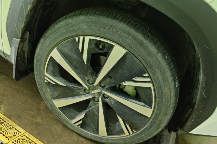 Used Geely Auto FX11 2023 1.5TD DCT Prestige Edition Right Front Wheel Hub