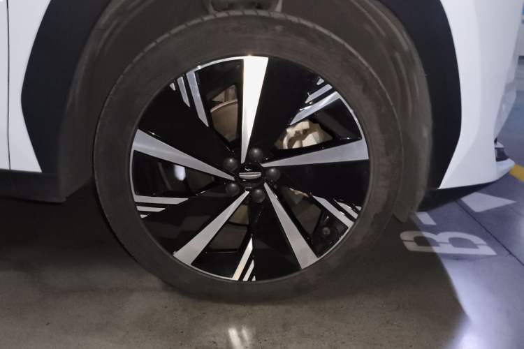 Used Geely Auto FX11 2023 2.0TD DCT Flagship Version Right Front Wheel Hub