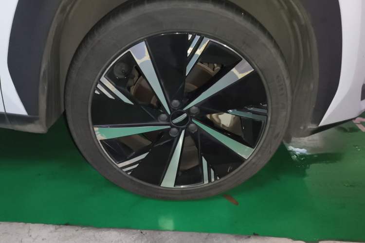 Used Geely Auto FX11 2023 1.5TD DCT Prestige Edition Right Front Wheel Hub