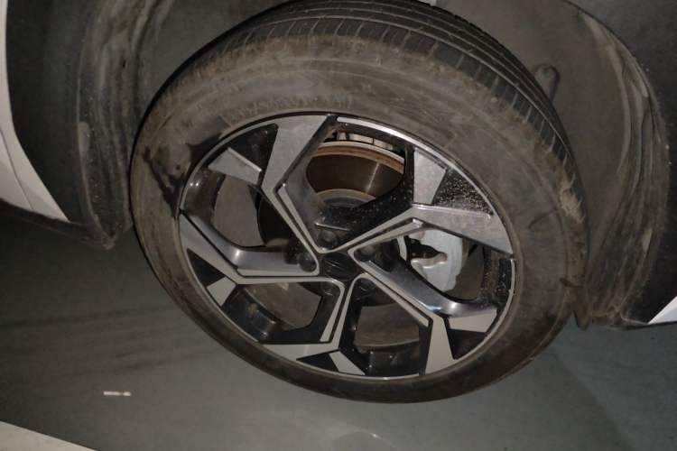 Used Geely Auto FX11 2023 1.5TD DCT Prestige Edition Right Front Wheel Hub