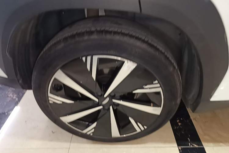 Used Geely Auto FX11 2023 1.5TD DCT Prestige Edition Right Rear Wheel Hub