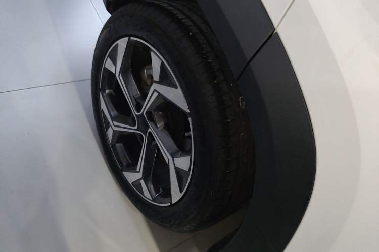 Used Geely Auto FX11 2023 1.5TD DCT Prestige Edition Right Rear Wheel Hub