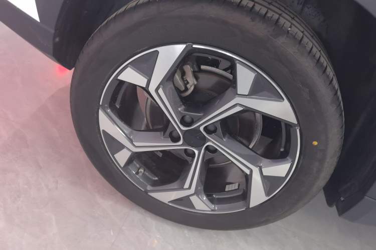 Used Geely Auto FX11 2023 1.5TD DCT Prestige Edition Right Rear Wheel Hub
