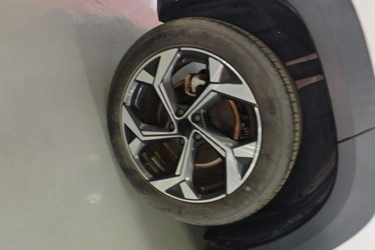 Used Geely Auto FX11 2023 1.5TD DCT Prestige Edition Right Rear Wheel Hub
