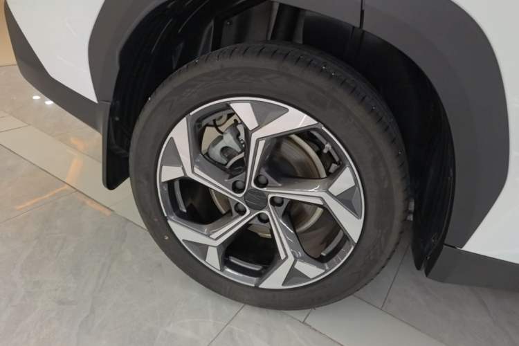 Used Geely Auto FX11 2023 1.5TD DCT Prestige Edition Right Rear Wheel Hub