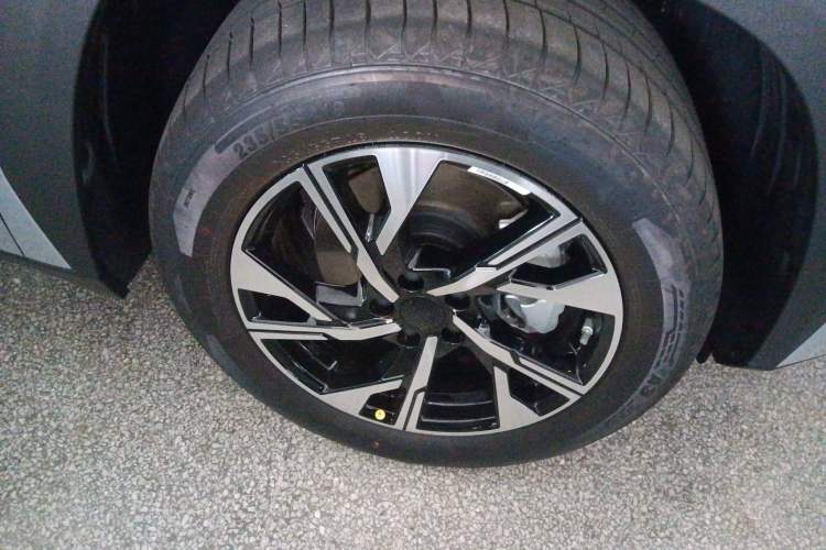 Used Geely Auto FX11 2024 1.5TD DCT Dragon Edition Right Front Wheel Hub
