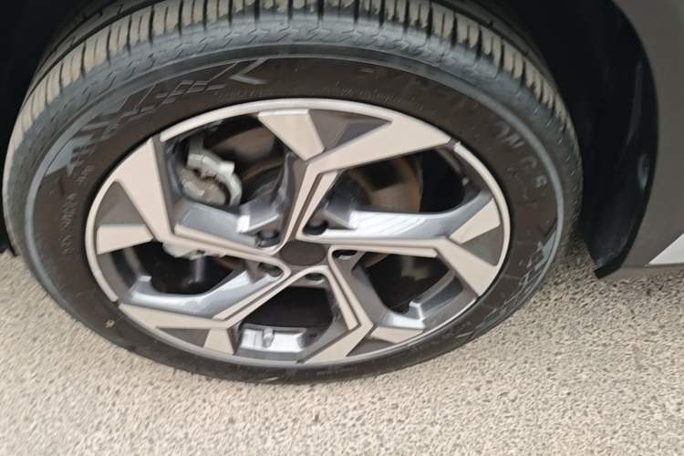 Used Geely Auto FX11 2024 1.5TD DCT Prestige Edition Left Front Wheel Hub