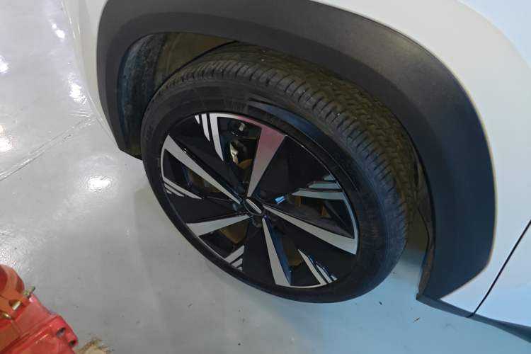 Used Geely Auto FX11 2024 1.5TD DCT Flagship Edition Left Front Wheel Hub