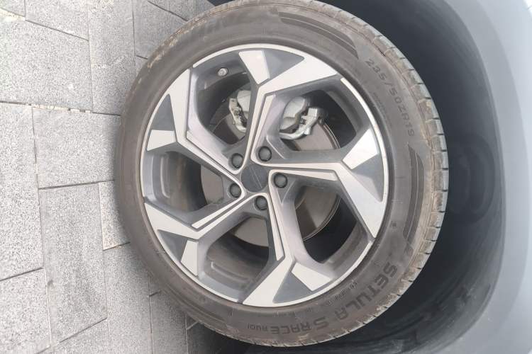 Used Geely Auto FX11 2024 1.5TD DCT Prestige Edition Right Front Wheel Hub
