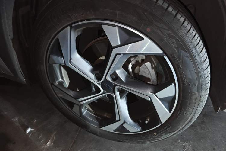Used Geely Auto FX11 2024 1.5TD DCT Prestige Edition Right Front Wheel Hub