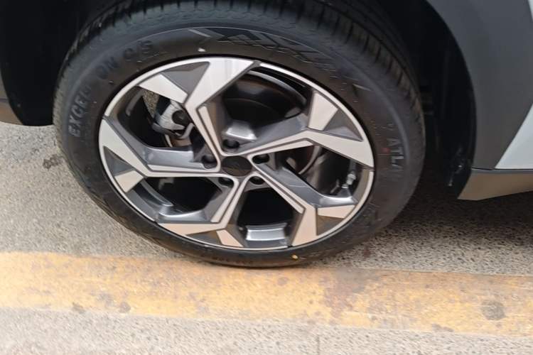 Used Geely Auto FX11 2024 1.5TD DCT Prestige Edition Right Rear Wheel Hub