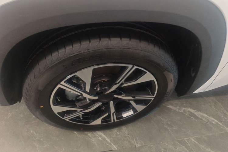 Used Geely Auto FX11 2024 1.5TD DCT Dragon Edition Left Front Wheel Hub