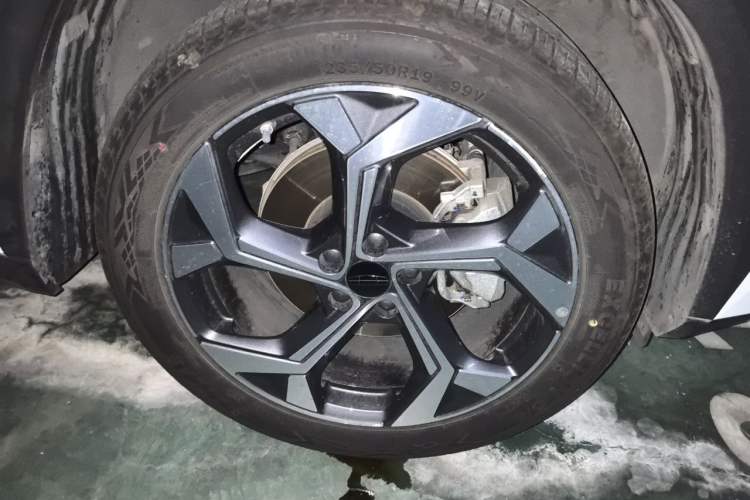 Used Geely Auto FX11 2024 1.5TD DCT Prestige Edition Right Front Wheel Hub