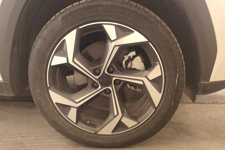 Used Geely Auto FX11 2024 1.5TD DCT Prestige Edition Right Front Wheel Hub