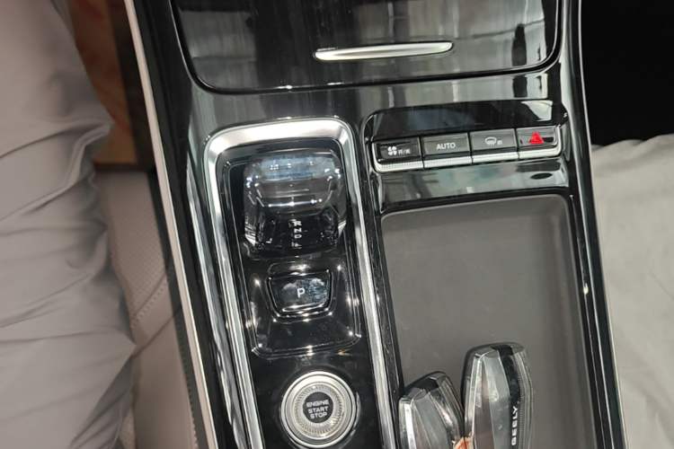 Used Geely Auto FX11 2025 4th Generation 1.5TD DCT – The Start Gear Lever