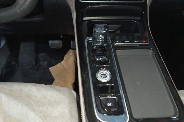 Used Geely Auto FX11 2025 4th Generation 1.5TD DCT – The Start Gear Lever