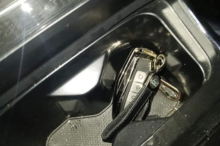 Used Geely Auto FX11 2025 4th Generation 1.5TD DCT – The Start Vehicle Key