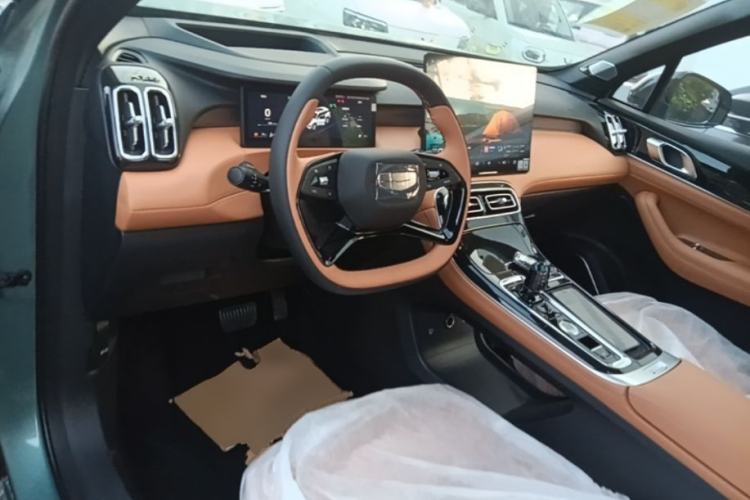 Used Geely Auto FX11 2025 4th Generation 1.5TD DCT Jinxiu Center Console