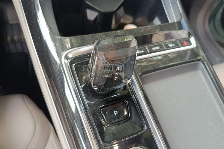 Used Geely Auto FX11 2025 4th Generation 1.5TD DCT – Setting Sail Gear Lever