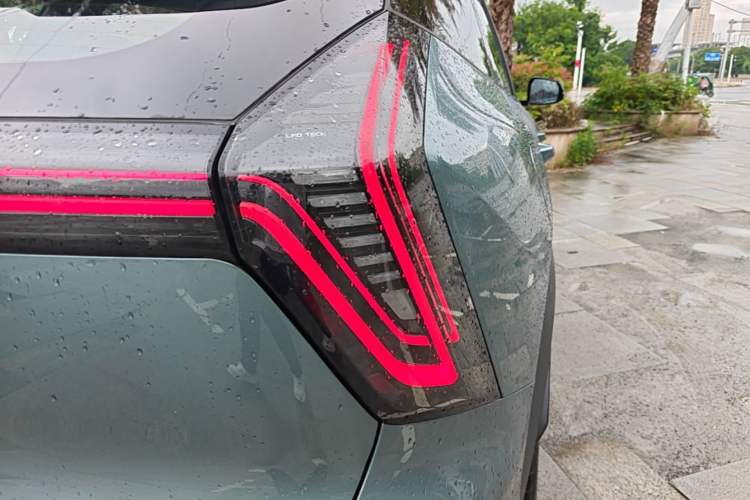 Used Geely Auto FX11 2025 4th Generation 1.5TD DCT Jinxiu Right Rear Taillight