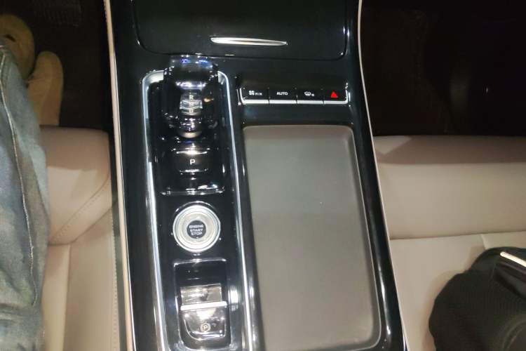 Used Geely Auto FX11 2025 4th Generation 1.5TD DCT – Setting Sail Gear Lever