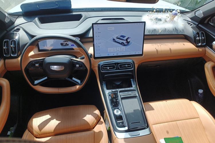 Used Geely Auto FX11 2025 4th Generation 1.5TD DCT Jinxiu Center Console