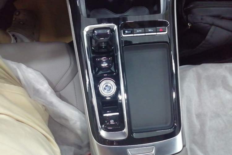 Used Geely Auto FX11 2025 4th Generation 1.5TD DCT – The Start Gear Lever