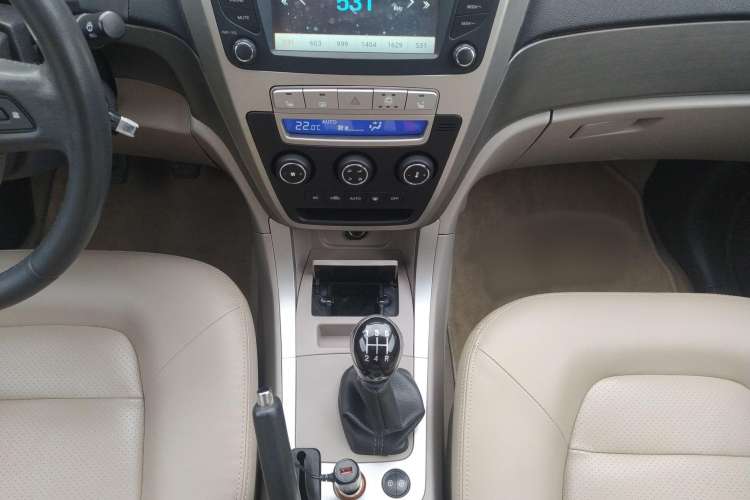 Used Geely Auto GX7 2012 1.8L Manual Executive Edition Interior 8