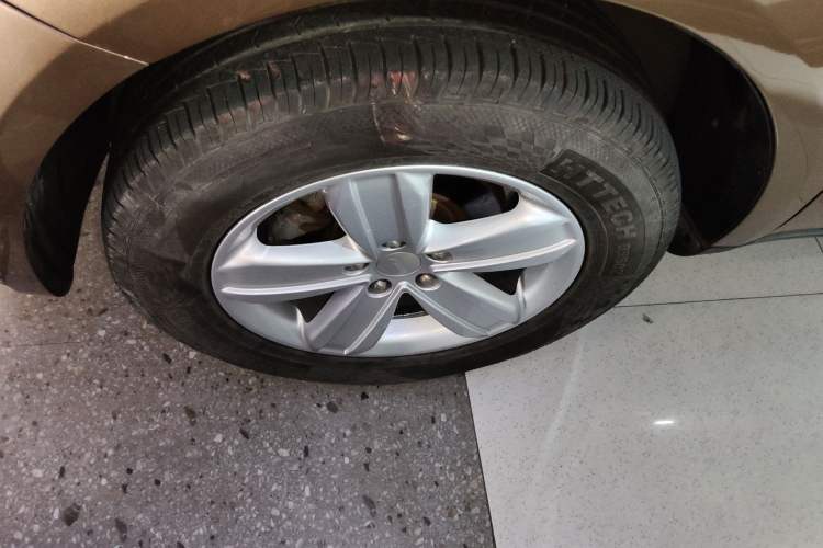 Used Geely Auto GX7 2013 2.0L Automatic Prestige Edition Left Front Wheel Hub