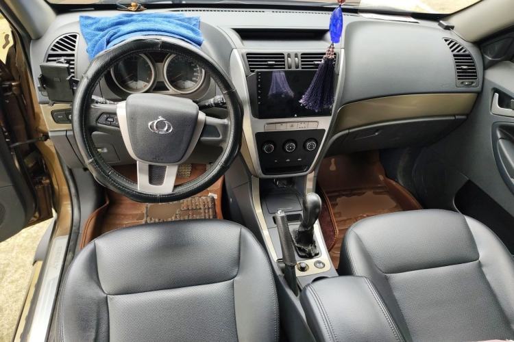 Used Geely Auto GX7 2013 2.0L Manual Entry-Level Trim Center Console