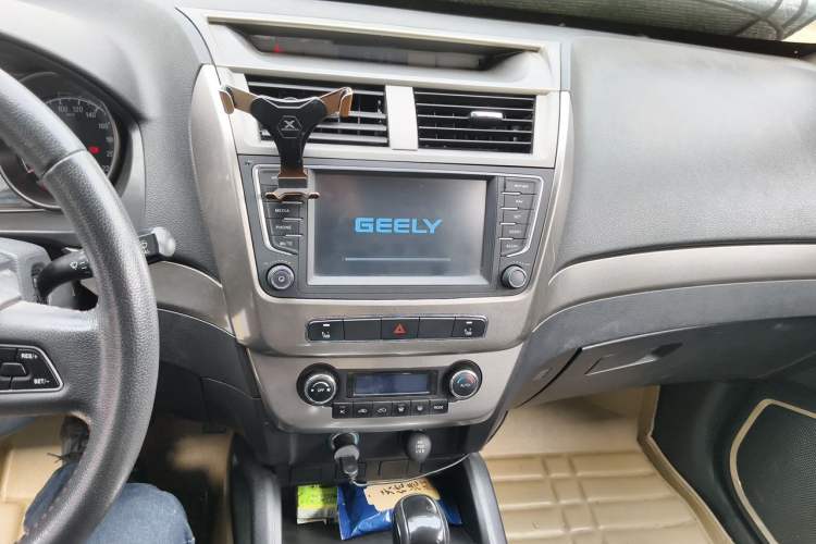 Used Geely Auto GX7 2014 2.0L Automatic Prestige Edition Audio And AC Panel